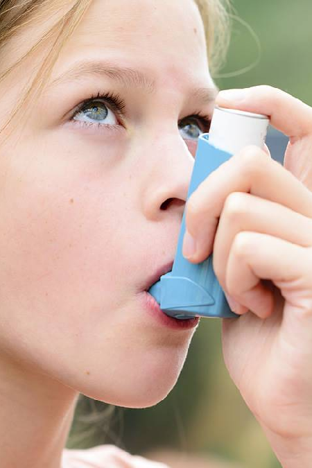 Control del asma en niños y adultos con enfoque en prevención de crisis.